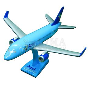 Miniatura-Aviao-de-Madeira-Embraer-195-Azul-Viagens