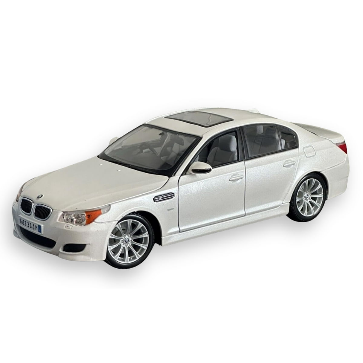 Miniatura Carro BMW M5 Branco 1/18 Maisto 31144 - limahobbies